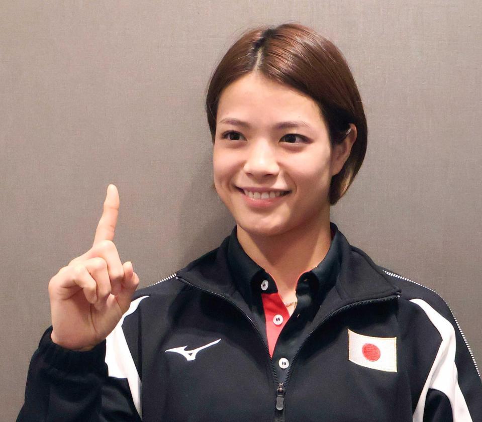 　世界選手権から帰国し、ポーズをとる阿部詩