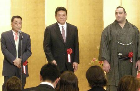 　壇上で友人の桂きん枝（左端）から激励を受ける三保ヶ関親方（中央）と阿覧＝２０１３年