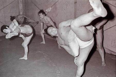 　７０年２月、新入幕を前にけいこする増位山さん