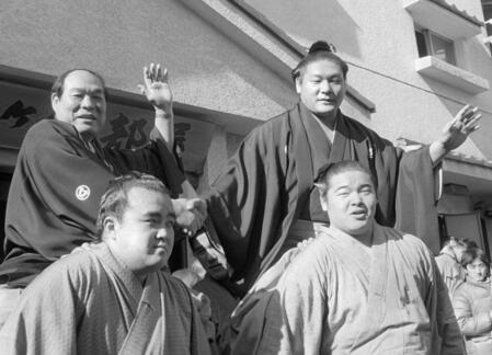 　親子大関誕生で肩車され祝福を受ける増位山さん（右）と、父で師匠の三保ケ関親方＝１９８０年１月