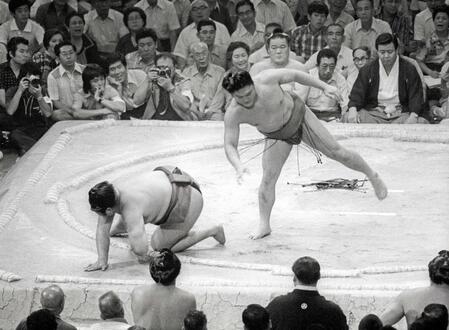 　８０年３月、出羽の花を下す増位山さん