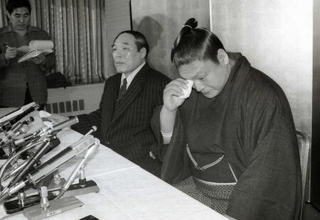 　８１年３月、引退会見で涙の増位山さん
