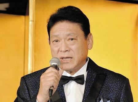 　熱唱する増位山太志郎さん＝２０１３年撮影