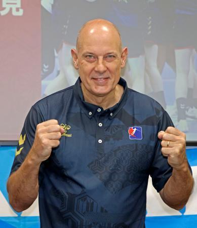 　ハンドボール女子日本代表監督の発表記者会見で、ポーズをとるモーテン・ソウバク氏＝１８日、東京都北区