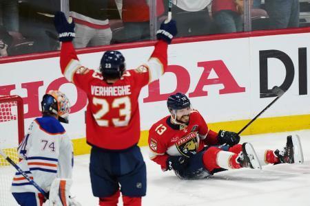 　スタンリー・カップ決勝第６戦、オイラーズ戦の第１ピリオドに先制ゴールを決めたパンサーズのサム・ラインハート（右）＝１７日、フロリダ州サンライズ（カナダ通信・ＡＰ＝共同）