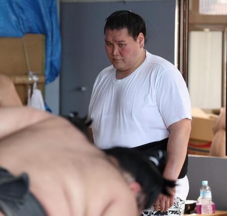 　弟子の稽古を見つめる伊勢ケ浜親方（撮影・中田匡峻）