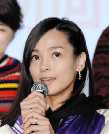 【写真】豪華結婚式に出席の人気女優　力士２人に挟まれての３ショットに「お顔ちっさい！」