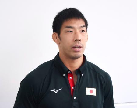 　柔道の世界選手権から帰国し、取材に応じる永瀬貴規＝１８日、羽田空港