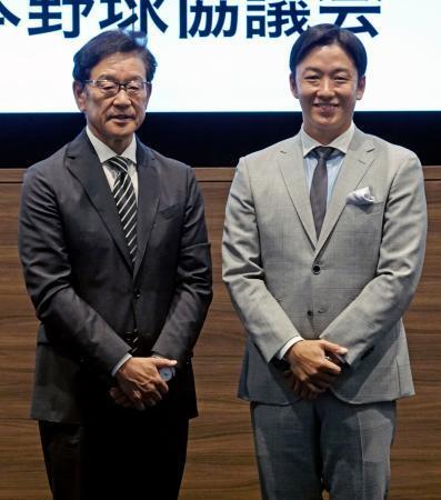 　「中学球児応援プロジェクト」のアンバサダーに就任した、前日本代表監督の栗山英樹（左）さんと元日本ハム投手の斎藤佑樹さん＝１８日、東京都新宿区