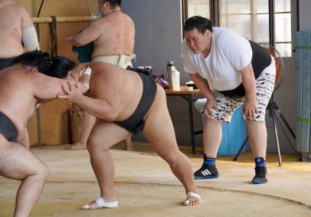 　合宿地の堺市で稽古を見守る伊勢ケ浜親方（右）