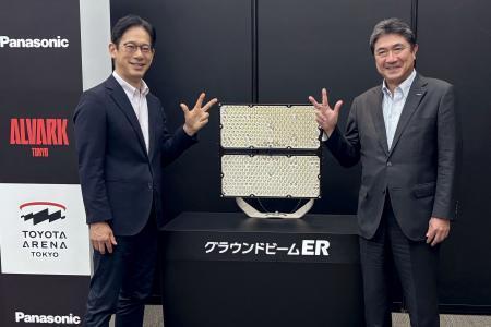 　記者会見で写真に納まるバスケＢリーグ１部のアルバルク東京の林邦彦社長（左）ら＝１８日午後、東京都内