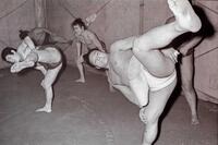 　７０年２月、新入幕を前にけいこする増位山さん