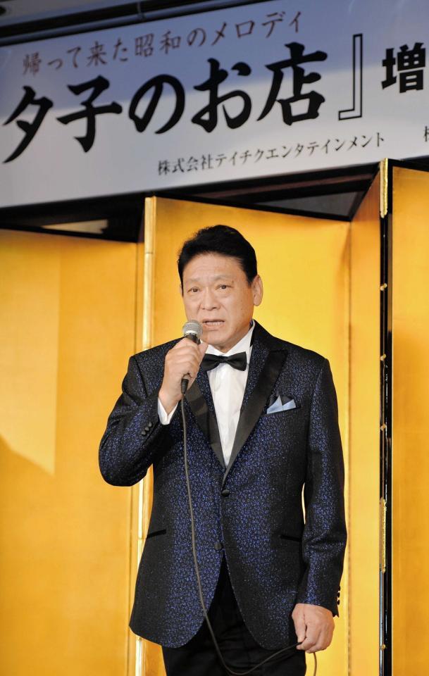 　熱唱する増位山太志郎さん＝２０１３年撮影
