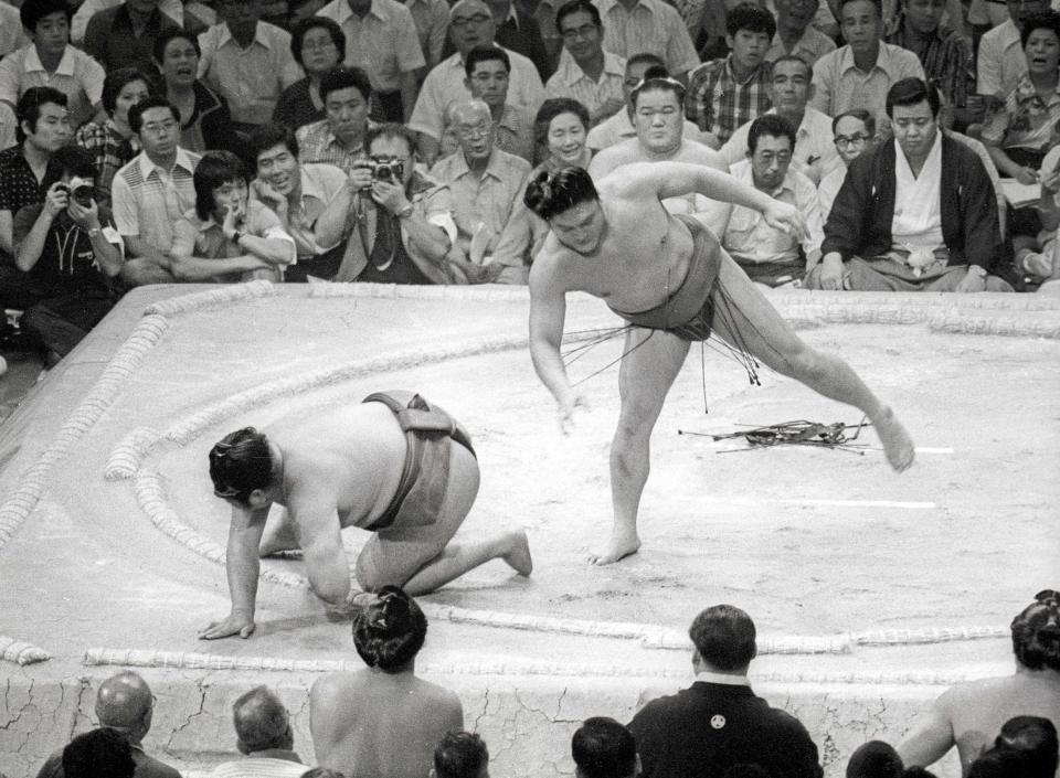 　８０年３月、出羽の花を下す増位山さん