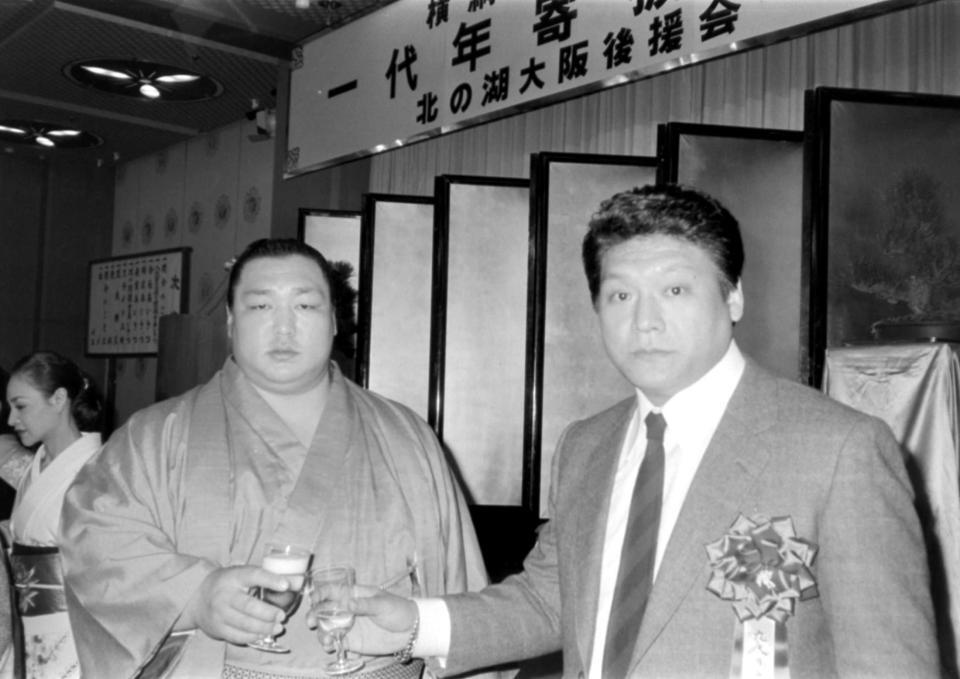 　８５年３月、一代年寄披露パーティーに出席した北の湖親方と三保ヶ関親方（右）