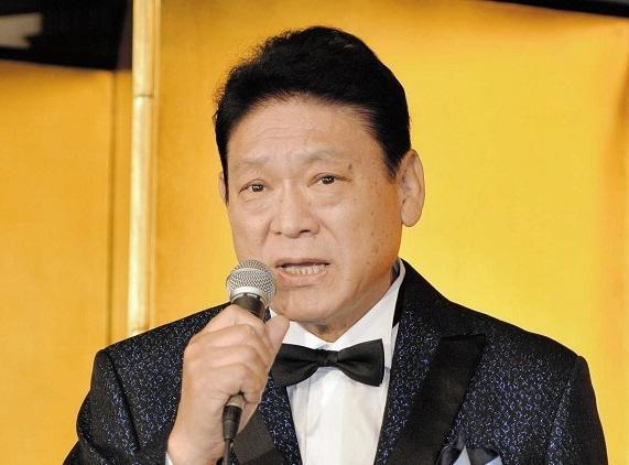 　熱唱する増位山太志郎さん＝２０１３年撮影