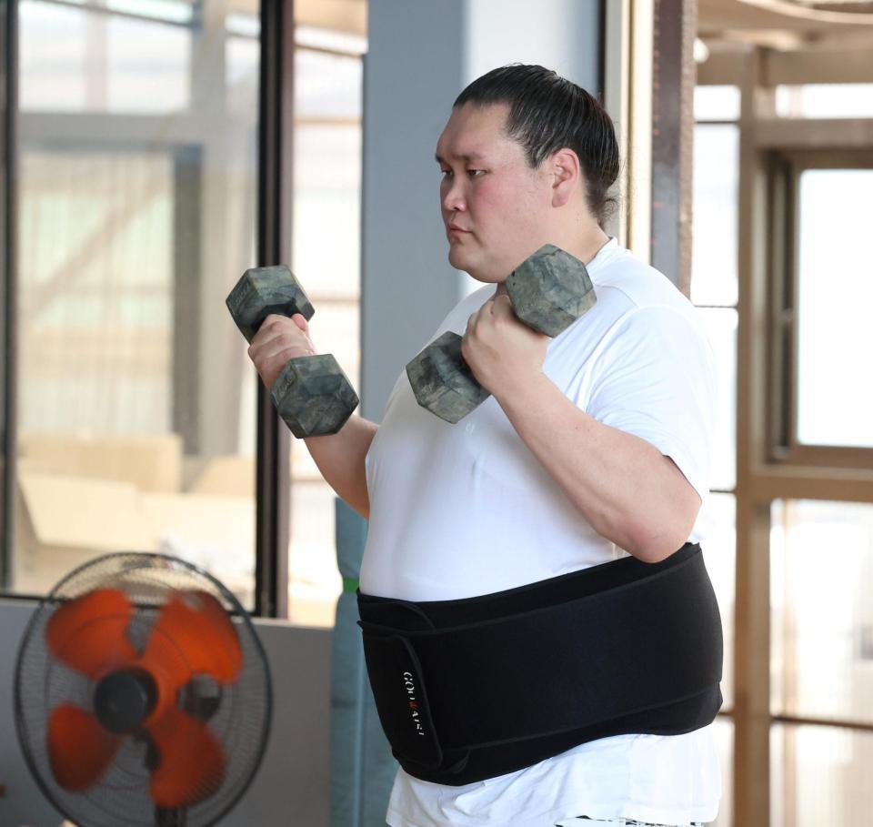 　トレーニングをする伊勢ケ浜親方（撮影・中田匡峻）