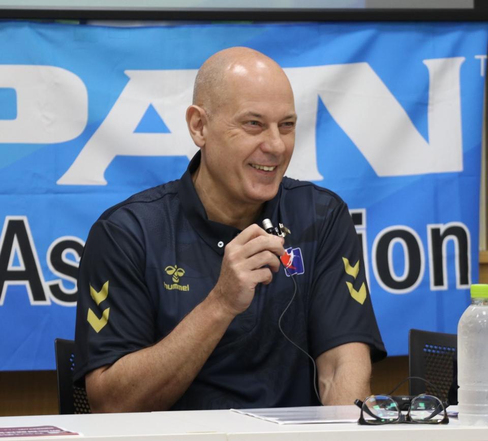 　監督就任会見に出席し、笑顔で目標を語ったソウバク監督