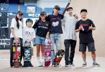 　Ｘゲーム大阪大会の記者会見後、記念撮影に応じるスケートボード女子の中山楓奈（左端）、アリサ・トルー（同３人目）ら＝１９日、京セラドーム