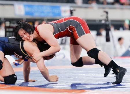 　女子６５キロ級リーグ戦で菱沼綾南（左）を攻める森川美和＝東京体育館