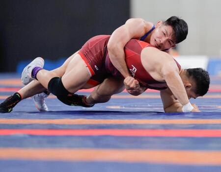 　男子フリー８６キロ級リーグ戦で二ノ宮寛斗（手前）を攻める石黒隼士