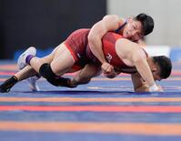 　男子フリー８６キロ級リーグ戦で二ノ宮寛斗（手前）を攻める石黒隼士