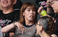 　女子７２キロ級準決勝に出場した吉田千沙都の試合を観戦する吉田沙保里さん