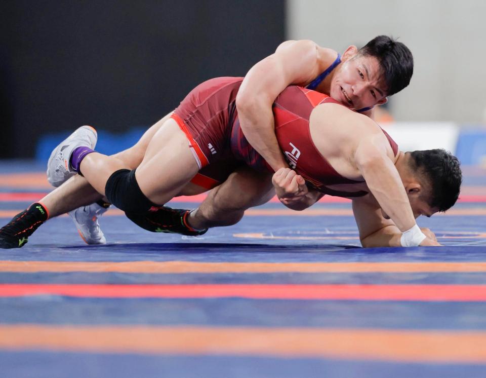 　男子フリー８６キロ級リーグ戦で二ノ宮寛斗（手前）を攻める石黒隼士