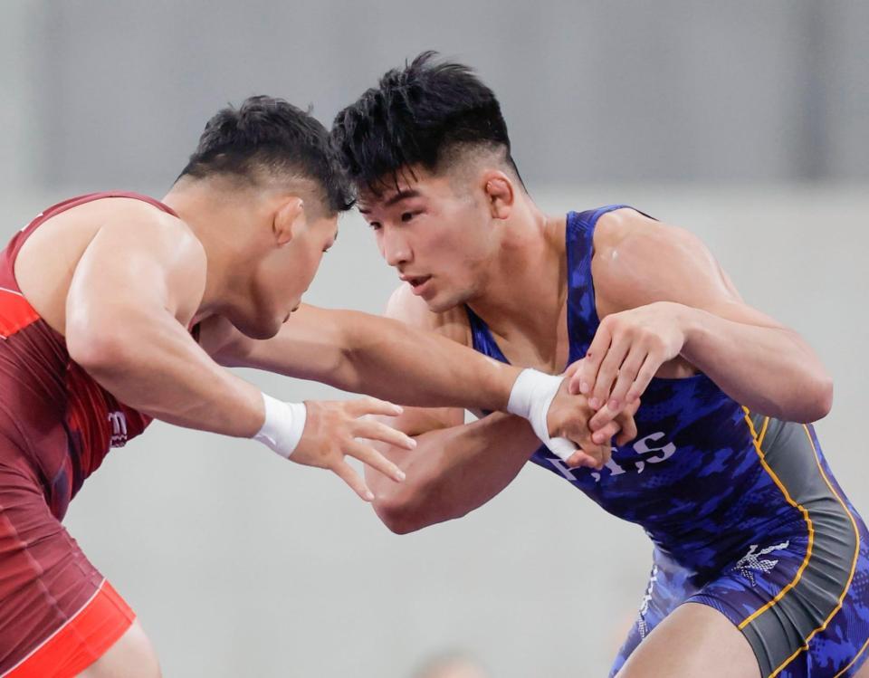 　男子フリー８６キロ級リーグ戦で二ノ宮寛斗（左）を攻める石黒隼士