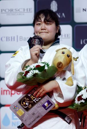 　女子７８キロ超級で銀メダルを獲得した新井万央＝ブダペスト（共同）