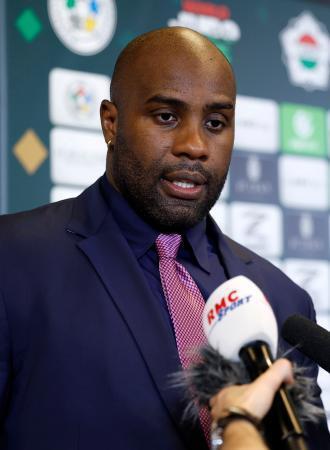 　報道陣の取材に応じるテディ・リネール＝１９日、ブダペスト（共同）