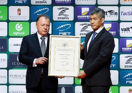 　山下泰裕氏がＩＪＦから名誉委員の称号を授与され、世界選手権会場でセレモニーに参加した井上康生氏（右）＝１９日、ブダペスト（共同）