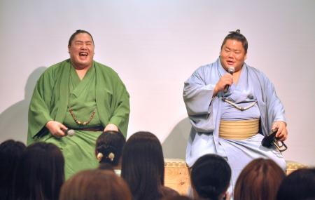 　渋谷ヒカリエでトークショーを行う大相撲の大栄翔（右）と一山本＝２０日、東京都渋谷区