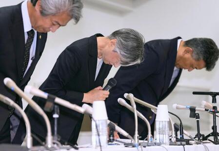 　記者会見で謝罪する国士舘大の田原淳子学長（中央）ら