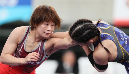 　女子５３キロ級２回戦　村山春菜（右）を攻める志土地真優