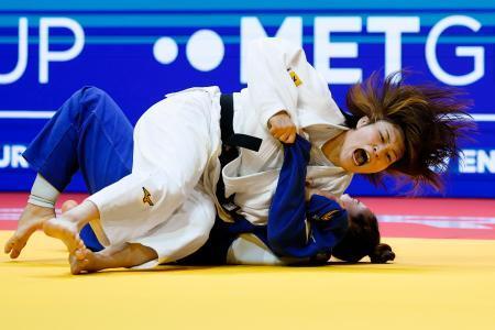 　混合団体準々決勝女子７０キロ級　ウズベキスタン選手に一本勝ちした寺田宇多菜＝ブダペスト（共同）