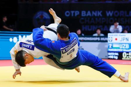 　混合団体準々決勝男子９０キロ超級　ウズベキスタン選手を攻める中野寛太＝ブダペスト（共同）