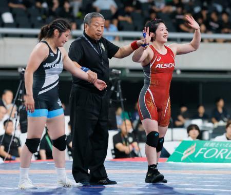 　女子６５キロ級で優勝した森川美和（右）＝東京体育館