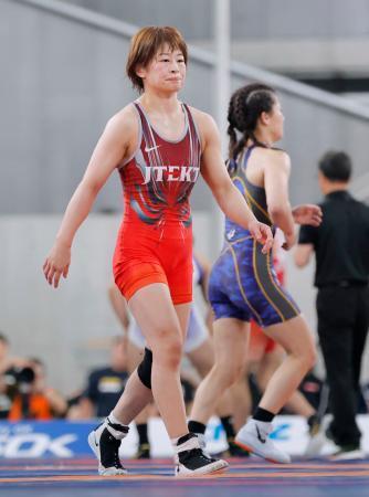 　女子５３キロ級準々決勝で村山春菜（奥）に敗れた志土地真優＝東京体育館