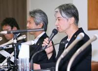 　記者会見で謝罪する国士舘大の田原淳子学長（右）