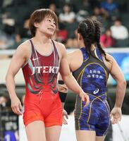 　２回戦で村山春菜（右）に敗れた志土地真優