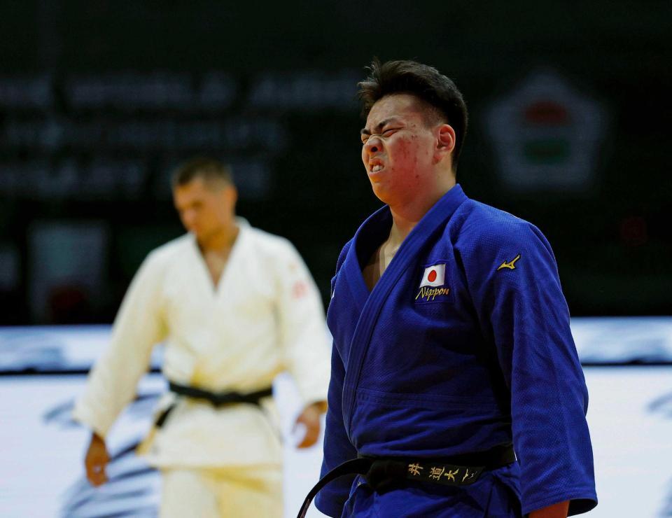 　ＩＪＦのマトベイ・カニコフスキー（奥）に一本負けした新井道大（共同）