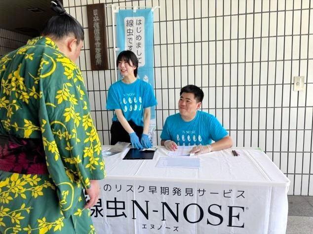 　両国国技館でがん検査検体を回収するスタッフ