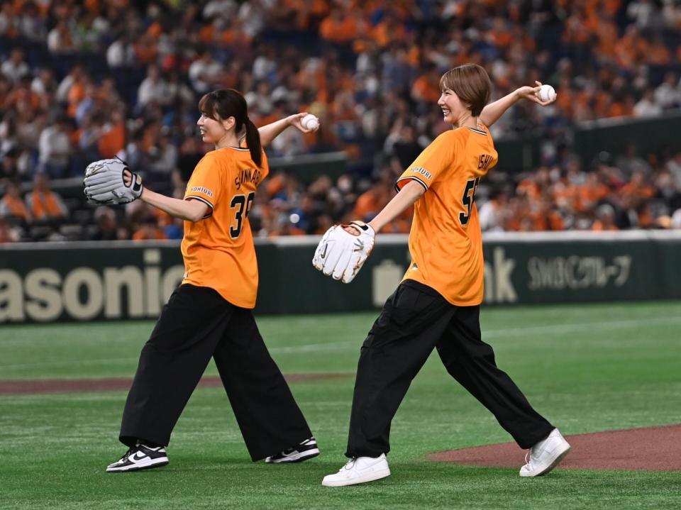 　始球式を務める元バレーボール女子日本代表の新鍋理沙さん（左）と石井優希さん＝１７日