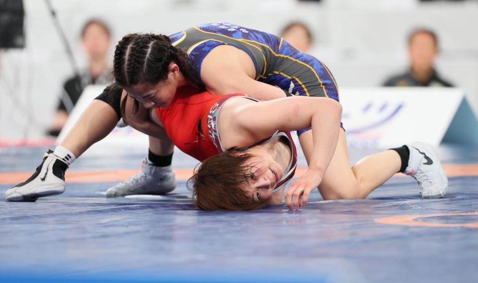 　村山春菜（上）に攻められる志土地真優