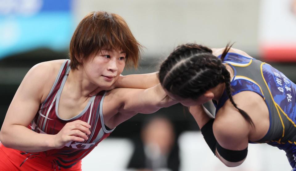 　女子５３キロ級２回戦　村山春菜（右）を攻める志土地真優