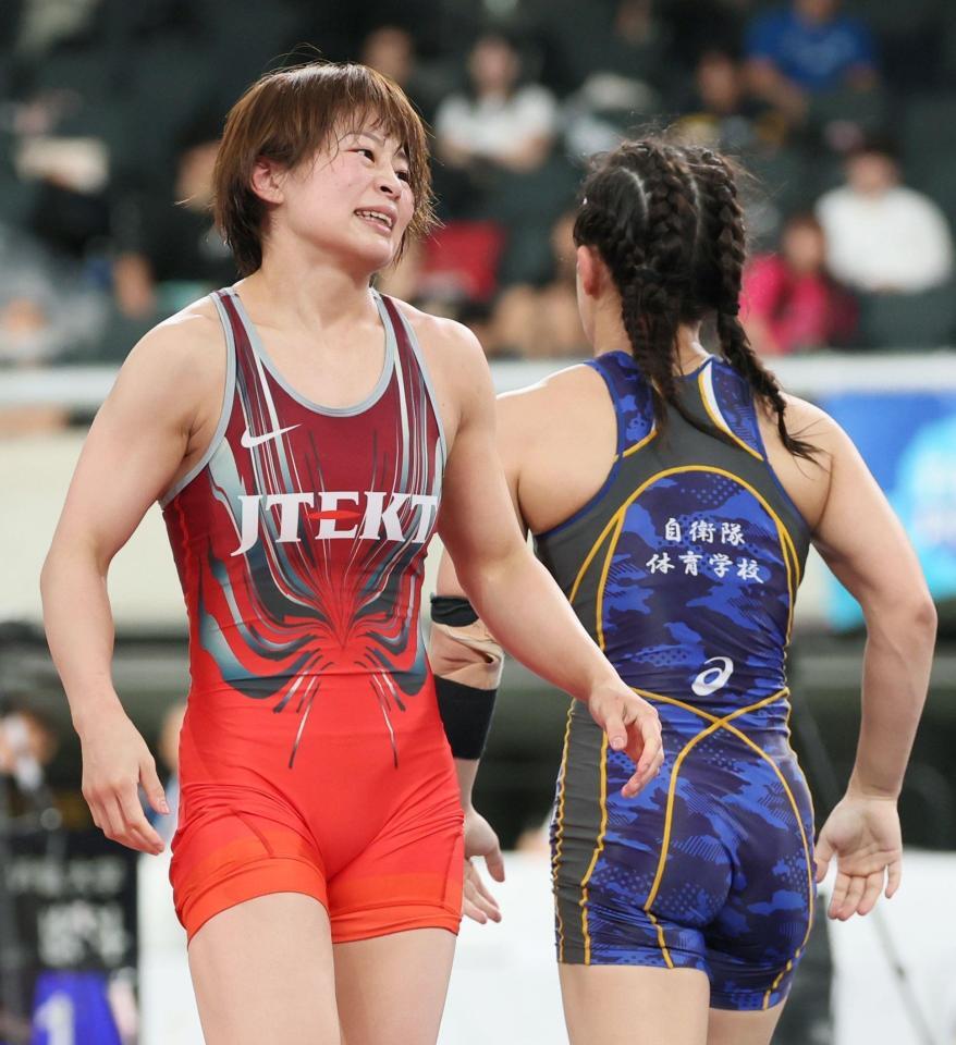 　２回戦で村山春菜（右）に敗れた志土地真優