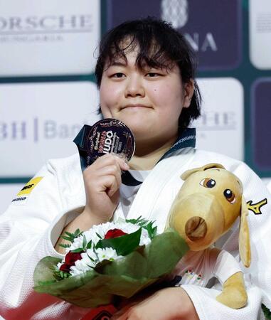 　銀メダルを獲得した新井万央（共同）