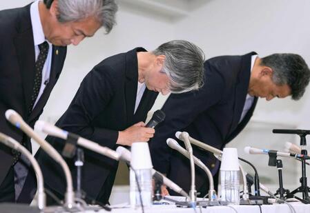 　謝罪する国士舘大の田原淳子学長（中央）ら