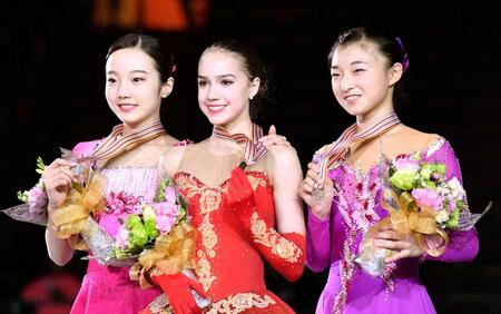 　表彰台でメダルを手にする（左から）２位の本田真凜、優勝したアリーナ・ザギトワ、３位の坂本花織＝台北（共同）
